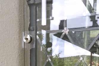 Filipstads kyrka för att skydda de gamla kyrkoglasen mot vandalism, utan att