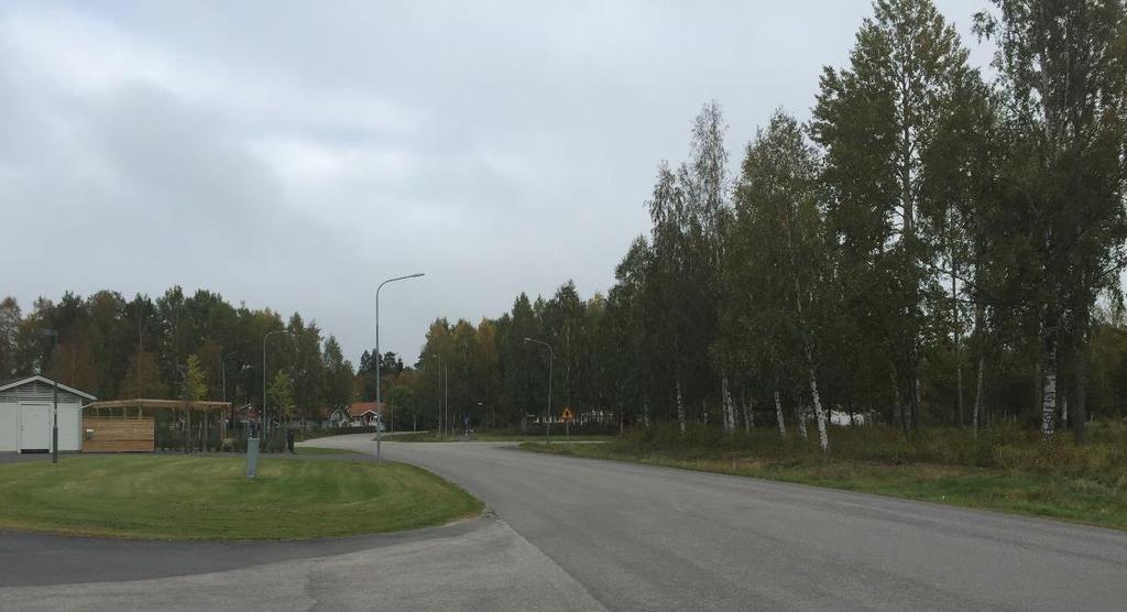 8 (16) Stads- och landskapsbild Området domineras av intrycket från de breda lokalgatorna som skiljer bebyggelseområdena från varandra.