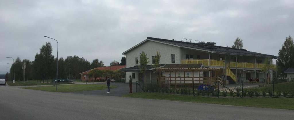 Virvelvägens karaktär av lokalgata kommer att stärkas och hela området ges förutsättningar för ett mer aktivt och befolkningstätt intryck. Bild 4. Vy norrut på Virvelvägen.