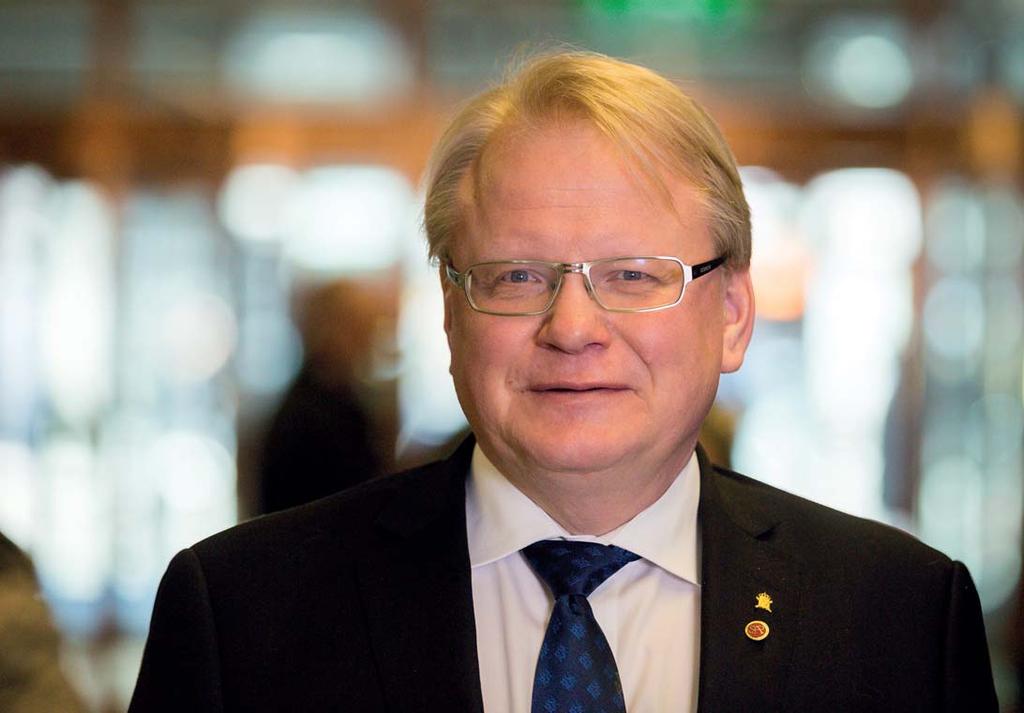 MAN SKA KUNNA LEVA PÅ SIN LÖN PETER HULTQVIST I fram dens arbetsliv ska man kunna leva på sin lön, arbetsmiljön ska vara bra, det ska finnas en trygghet på jobbet och vidareutbildningsmöjligheter.