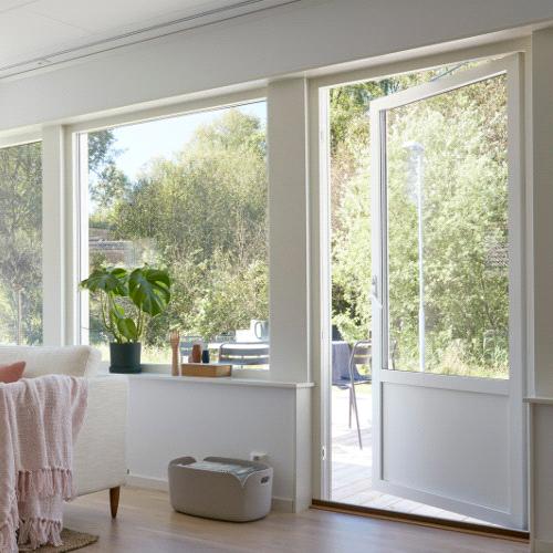 FÄRG Vit UTELAMPA Spotlight Vit NCS-S 0502Y Vid ytterdörrar och fönsterdörrar ingår utomhuslampa i aluminium.