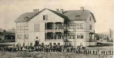 Han bestämde sig för att bygga en folkhögskola i Boden och finansiera den i stort sett själv, men ett krav fanns med i uppgörelsen.