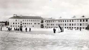 Den kommunala mellanskolan vet jag föga om, den finns som vykortsmotiv och någon ur läsekretsen kanske har mer upplysningar att lämna.