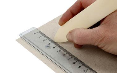 Det går bra med vanligt papper, gärna A3 som minsta storlek och en medelhård blyertspenna. Annars ritkol eller kritor om du vill få mer effekter.