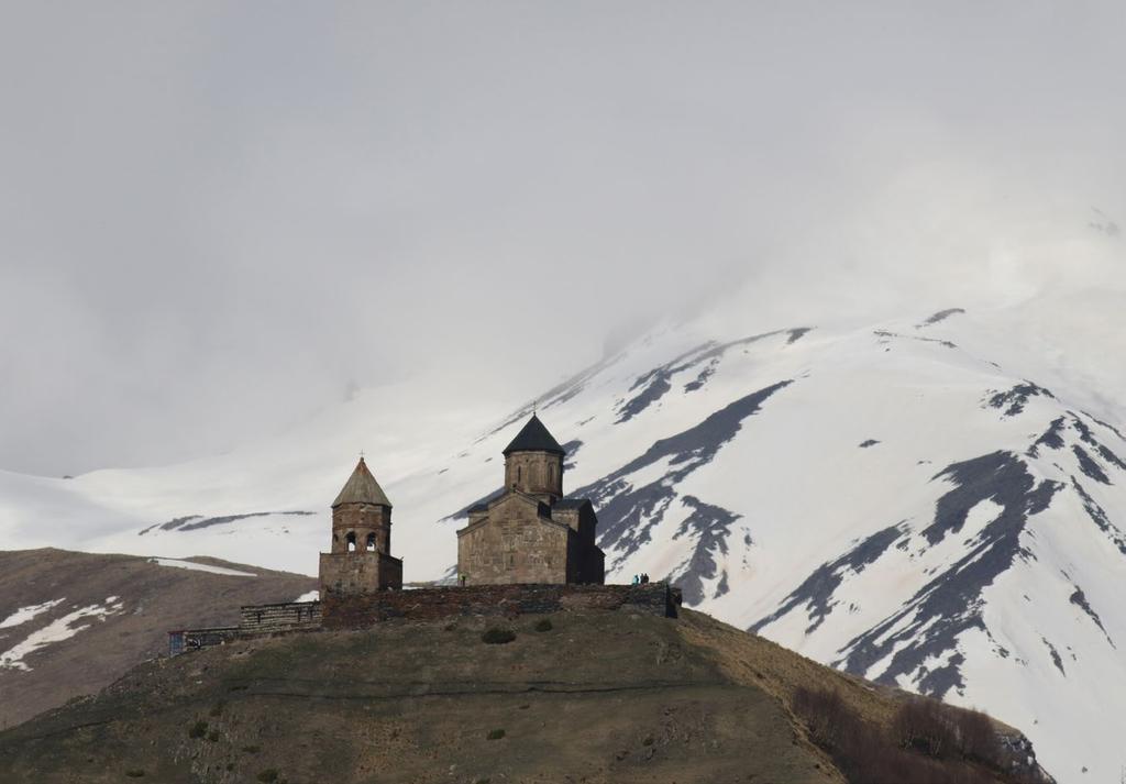 Gergeti Trinity church, Stepantsminda Fredag 27 april 2018 Kvällsflyg från Sverige, byte i Istanbul och ankomst till Tbilisi 03.20. Det är inte så fruktansvärt för det är korta flighter, 3,20 respektive 2,10 timmar och inte lång väntan i Istanbul heller.