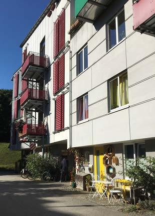Byggemenskaper som en del i bostadsförsörjningen 29 Grönskimrande solceller på fasaden till en byggemenskap i stadsdelen Loretto i Tübingen.