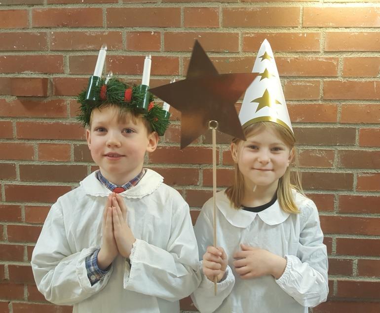 Tänk att det redan har gått ett år sedan sist. Vi i klass F-c på Ulvsättraskolan fick återigen det hedersamma uppdraget att komma och lussa för pensionärerna.
