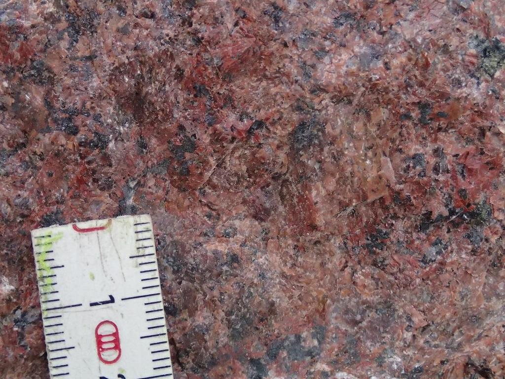 2.1 Bergart Berggrunden vid båda brofästena utgörs av granit av Rapakivi-typ, även benämnd Viborgit. Bergarten bedöms okulärt bestå av främst kvarts och alkalifältspater.