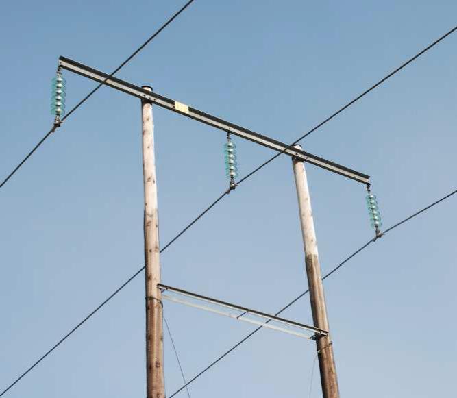 2 130 kv Trästolpe I [1] genomfördes en mätning av den elektriska fältstyrkan längs ett stolpben på en 130 kv ledning i Mellansverige.