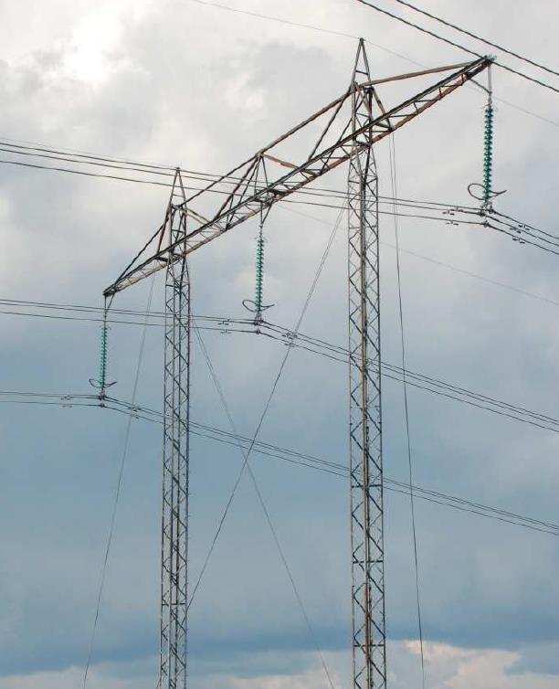 3 400 kv Stålstolpe I [1] genomfördes en mätning av den elektriska fältstyrkan längs ett stolpben på en 400 kv ledning i Mellansverige.