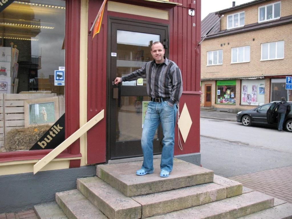 Bertil Justus Johansson, längst till höger, skriver protokoll. Den senaste, kanske den siste, som haft fotoateljé med affär i Vaggeryd är Peder Gustafsson.