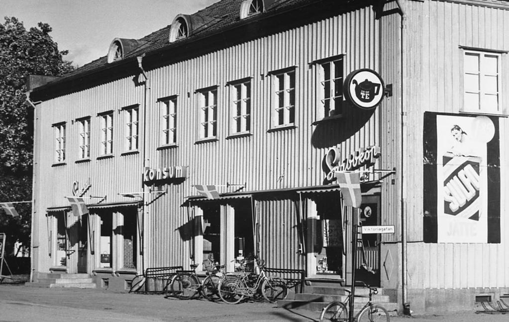 Waggeryds handelsaktiebolag lät bygga denna fastighet 1928. Konsum fanns i huset 1931-1966 och Vaggeryds Bokhandel låg här 1966-2005.