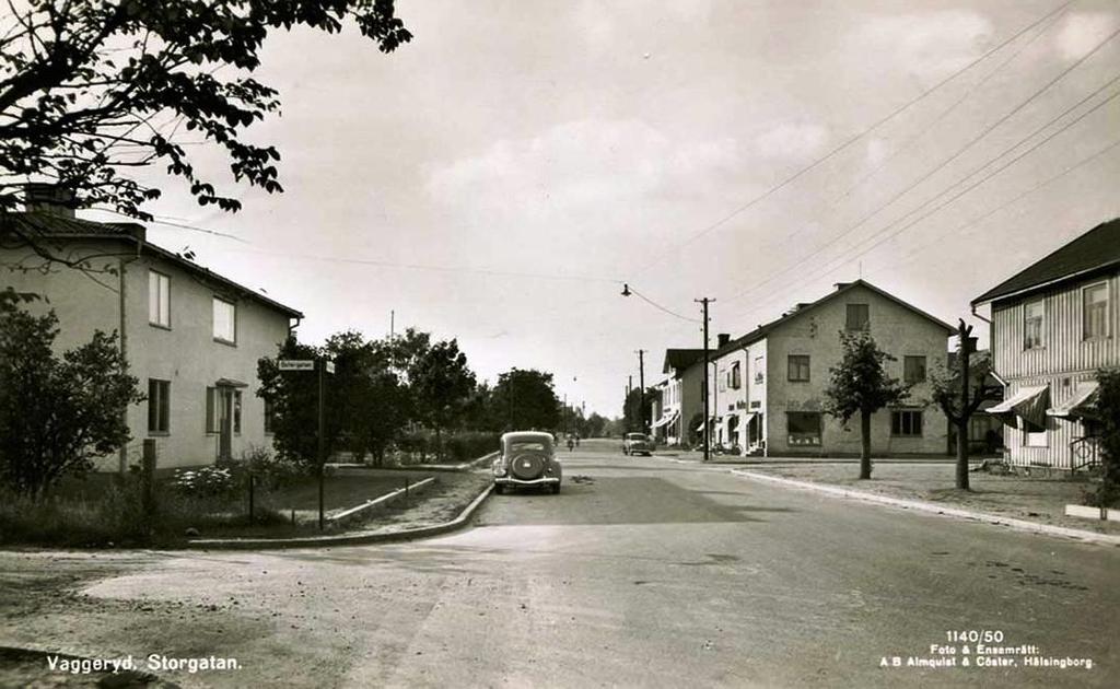 Storgatan 1950, gatuskyltar har kommit upp. Bilen närmast tillhör fotografen. Vykort lånat av Per Bunnstad.