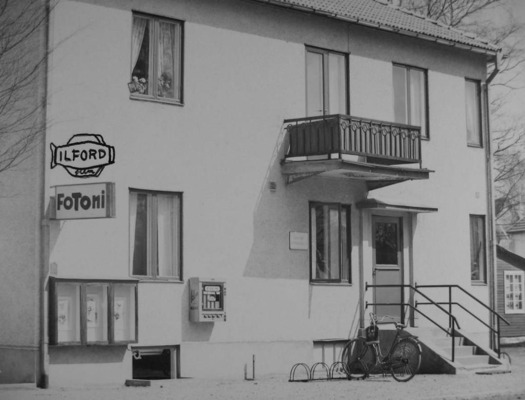 Han startade sin verksamhet 1954 på Götaforsvägen 29 och kallade sin firma Fotoni.