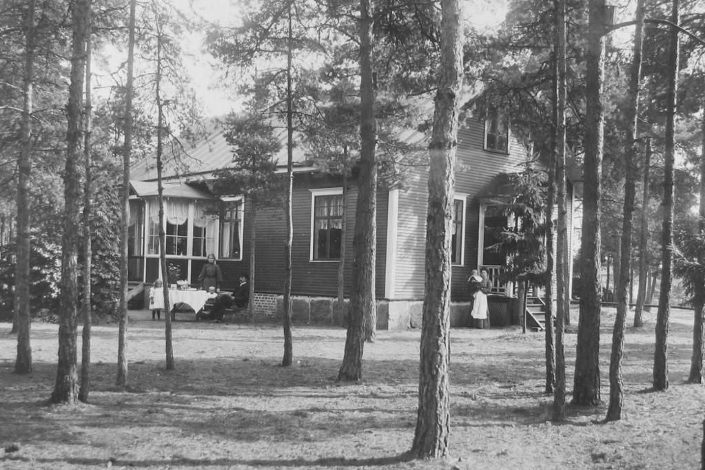 I Götaforsvägen 29 på ett foto från 1908. Fotot är taget i riktning från Östergatan. Huset byggdes 1901 av John Forsberg.