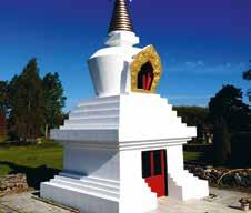 se 19 Stupan Ett tibetanskt fredsmonument norr om Fellingsbro, ett exotiskt smycke i det gamla bygdelandskapet.