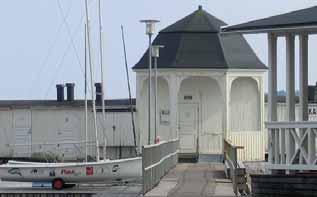 17. Kallbadhuset är ett vackert och välbevarat exempel på badortsepokens träarkitektur. Kallbadhuset används fortfarande för sitt ursprungliga syfte och är öppet för allmänheten som nakenbad.