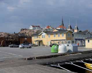 Delar av byggnaden används av segelsällskapet LSSG för förvaring av segel och annan materiel. Ett av kallbadhusets karaktäristiska torn. i förgrunden servicebyggnaden och några av LSSGs segelbåtar 18.
