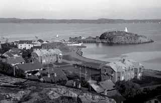 Område 4: Kyrkvik Historisk bakgrund Bebyggelsen i Kyrkvik var sparsam fram till 1870-talet. På en teckning från 1865 syns ett fåtal spridda hus vid den i stort sett orörda viken.