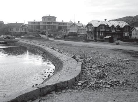 Område 4: Kyrkvik 21 22 h g Byggnader och anläggningar 21. Havsakvariet Havets Hus var ursprungligen ett av de två strandhotellen, som härstammar från havsbadsepoken.