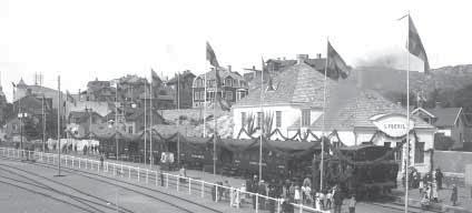 Byggnader och anläggningar 1. Stationshuset byggdes i samband med järnvägens invigning 1913 (bilden) Den består av ett vackert tvåvånings gulputsat stenhus och flera mindre byggnader.