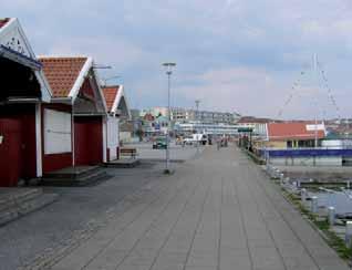 10. Restaurang Pråmen ligger förtöjd vid kajen söder om ångbåtsbryggan sedan 1993. Håller öppet under sommarsäsongen. 11.