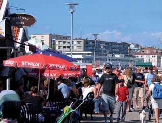 Under högsäsong blir det trångt framför bodarna och passagen försvåras för bilar till och från de Curmanska villorna.