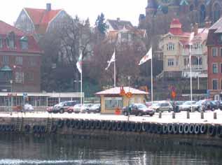 Folkliv framför räkbodarna en sommardag Problem och möjligheter Rosvikstorg med sin blandning av hamnplan och stadstorg är ett vackert offentligt rum som skulle kunna utvecklas ytterligare.