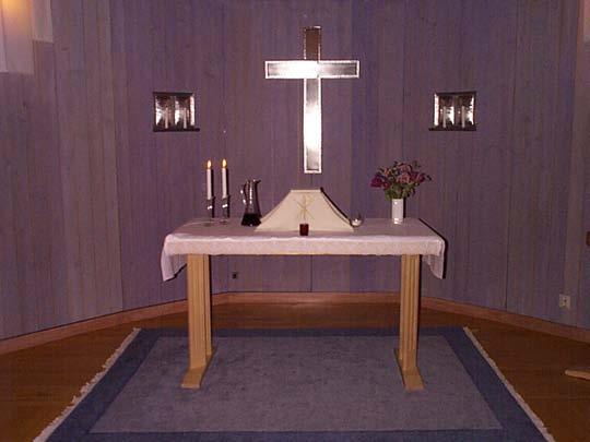 förmedlande ljuset ovanifrän Bertinga Nordenberg, Mölndal, målade och skänkte kyrkans första ukon. Den invigdes på kyrkans 9.