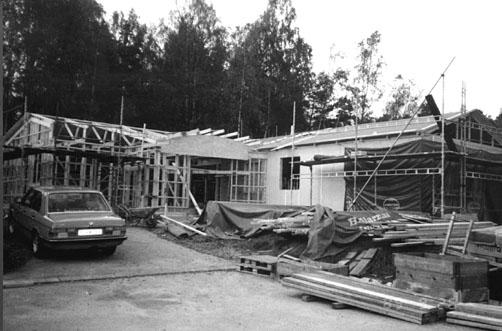 En svårighet var att i samma rum som var kyrka där gudstjänst firades på söndagarna, skulle man på vardagarna stoja och leka i.