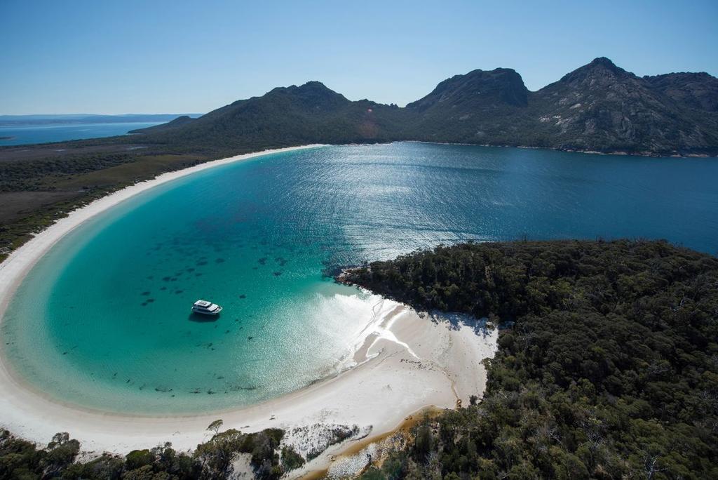 Wine Glass Bay. Foto: Aerial Inspections Torsdag 21 februari 2019: Hobart Sydney Vi blir hämtade på hotellet och åker till flygplatsen för flygningen till Sydney.