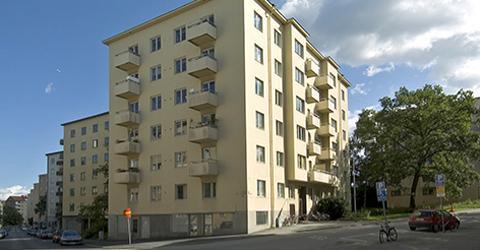 högre hyra är ganska låg. En konsekvens är ofta att de måste flytta efter renovering eftersom de inte har råd att betala en högre hyra. Fredhäll, flerfamiljshus byggt 1930.