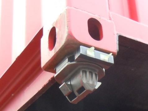 Dessa är dock förhållandevis dyra, i jämförelse med de hel och semiautomatiska containerlås som redan finns på marknaden och kräver dessutom investeringar i styrningsutrustning som monteras