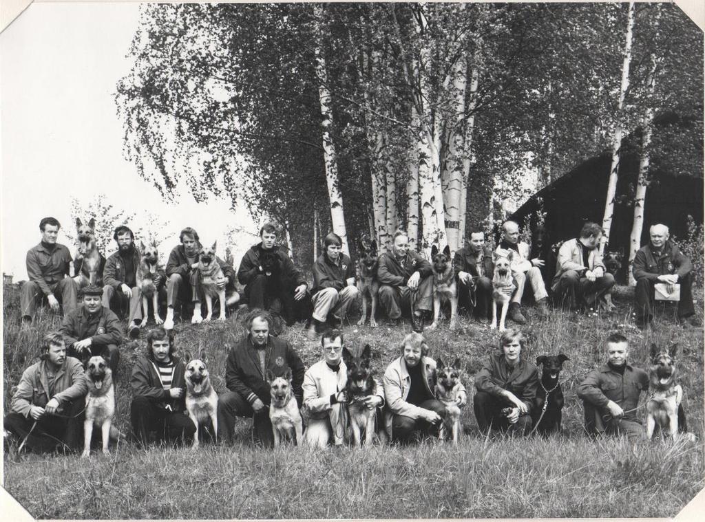 Brukshunden nr 1, 1951. Ejnar Stohm Med kännedom om att instruktörskurserna är ganska ansträngande fordras att eleverna är utrustade med god fysik.