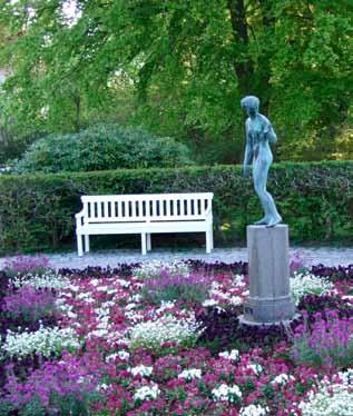 Rosengården bildar en värdig entré till såväl Väggaskolan som hela Väggaområdet då man angör området från staden.