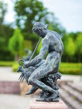 Den är belägen på sjösidan, till höger om entrén till Drottningholms slott, en placering som gör det möjligt att uppleva skulpturen från alla sidor.