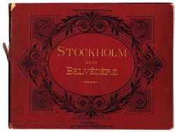 49 Utsigt af Stockholm och dess omgifningar från Belvédère. Stockholm, Nils Gleerups förlagsexpedition, (ca. 1876). Långt, utvikbart färglitogr. panorama (19,5 x 223 cm). Småfläckar.