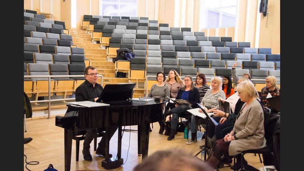 BILD: Jeanette Bergström Helgträffar. Under fem övningshelger träffas den stora kören under ledning av dirigent Anders Pääjärvi för att öva tillsammans innan det är dags för konsert.
