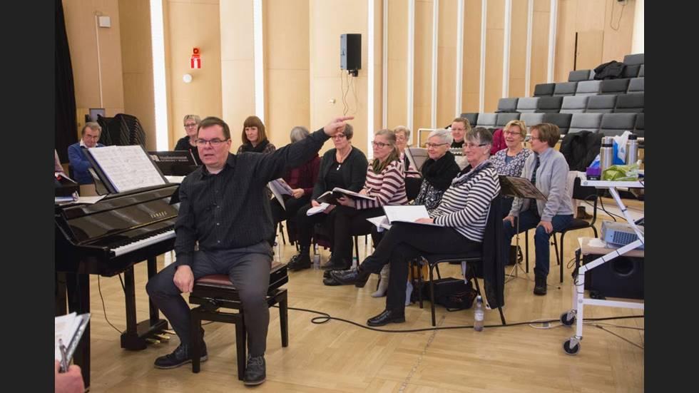 Här sjunger vi annorlunda, mer pompösa låtar och det är ett fint tema som man kan känna igen sig i, säger Andrea Thurfjell. Mer känsla.