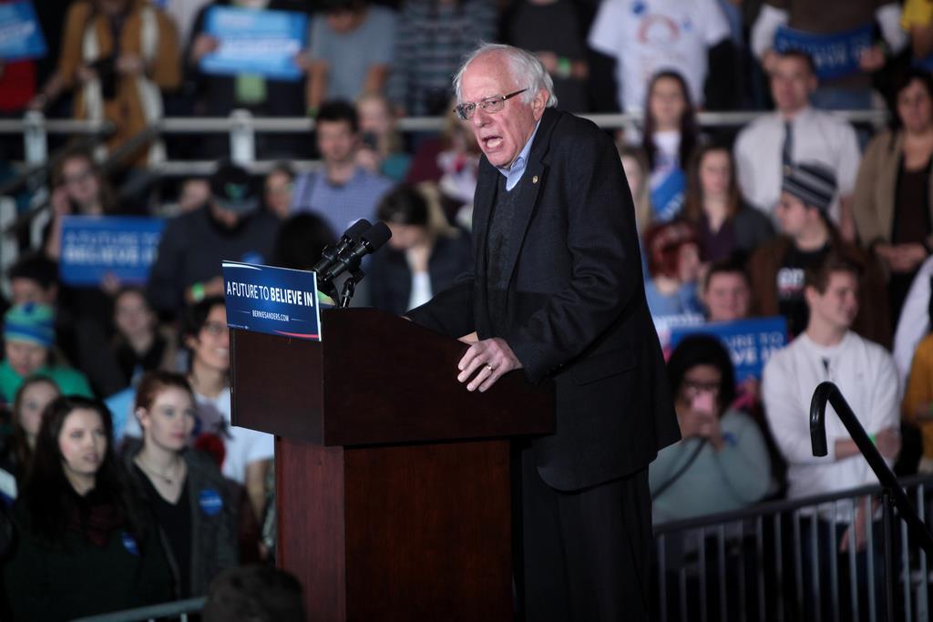 8 Visst behöver vi en strategi för att pressa tillbaka högervridna republikaner, men kollapsen av antietablissemangsrörelsen bakom Bernie in i Clintons valkampanj en falsk enighet med Wall Streets