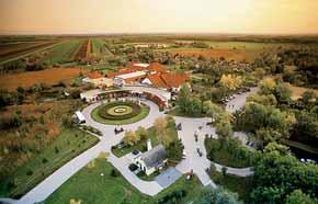 hotell och reception samt konferensrum 60 bungalows Tennishall 1000 m 2 festlokal