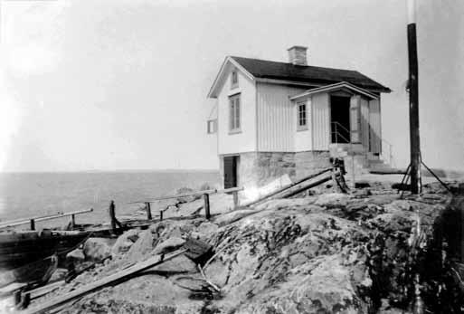 Alen fyrplats 1892 med det nya fyr- och boningshuset som tidigare stått på Bokö. nästan alla väderstreck. Vid hårt väder blir det överspolat.