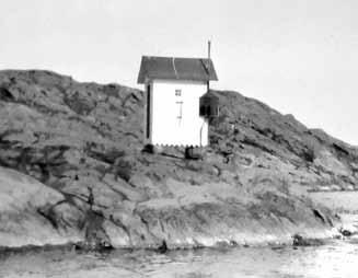 Fyrarna på Lunda och Logen var av samma utförande som denna på Fredagsholmen. Att ta sig till fyrarna på Logen och Lunda kunde vara lurigt om vädret var vresigt.