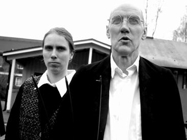 Belägrad Land: Sverige Regi: Niklas Nieminen Längd: 9 min Visas på Rosa huset i Mora "Han gömmer sig bakom gardinen. Han ser ut mot gården. De bevakar hans lägenhet. De ser allt. De hör allt.
