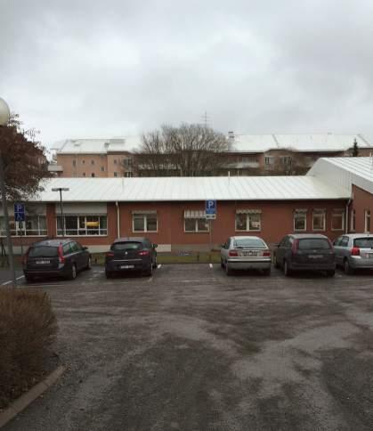 Den lägre byggnaden inrymmer vårdcentral,