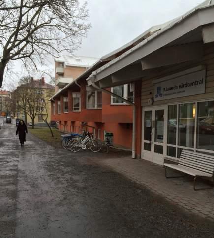 Den högre byggnaden har en förskola i markplan,