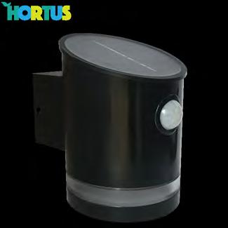 HORTUS Solcellslampa med sensor, svart Få vacker trädgårdsbelysning på kvällen med denna HORTUS svartlackerade LED-solcellslampa med sensor till väggmontering.
