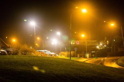 Bilderna visar att byte från mjuk gul till en mer riktat vit led belysning