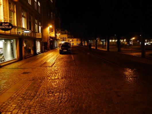 2017-03-29 Sid 10/15 Nummer 9 - Kungsgatan, i höjd med Lysekilsparken, riktning mot Kungstorget Längs stenmur som omgärdar Lysekilsparken finns befintliga lyktstolpar.