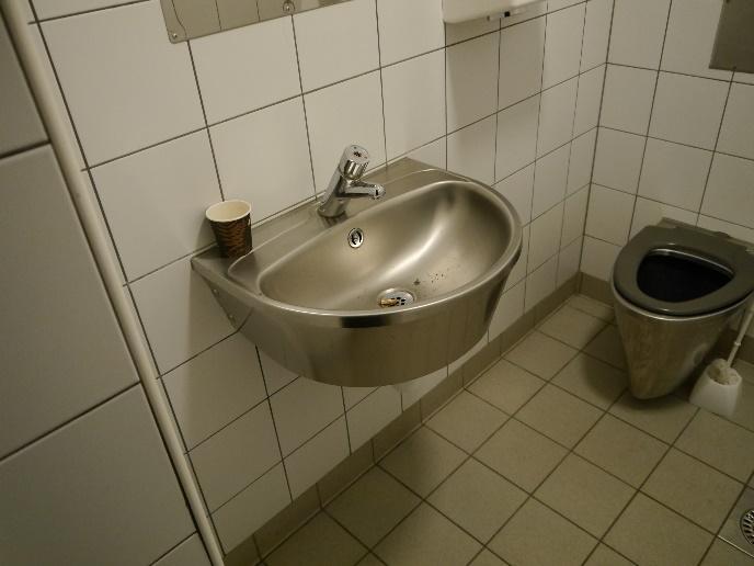 2017-03-29 Sid 11/15 Nummer 10 - Allmänna toaletterna på baksidan av Parksnäckan Vid trygghetsronden stank det kraftigt av röklukt och fimpar låg i handfatet.